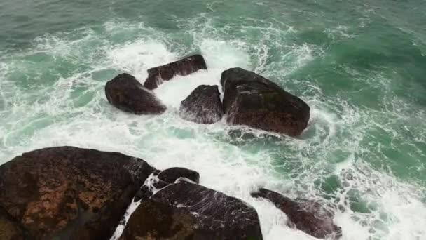 Ocean surfování s vlnami horní pohled. — Stock video