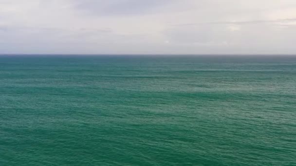 Océano azul abierto con olas contra el cielo y nubes. — Vídeo de stock