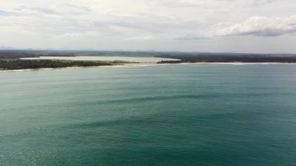 Paisaje marino con playa tropical de arena y océano azul. Sri Lanka. — Vídeo de stock
