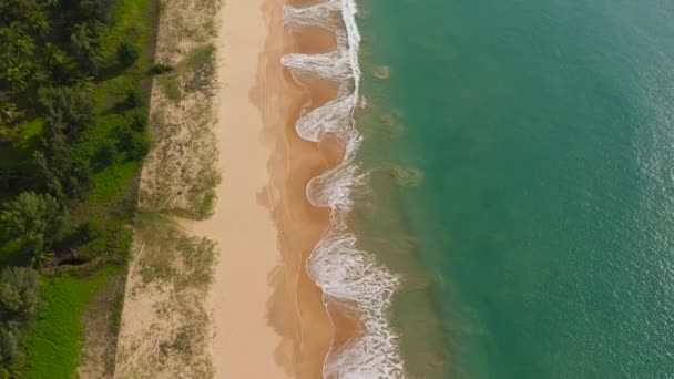 Paisagem tropical com uma bela vista superior da praia. — Vídeo de Stock