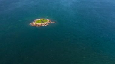 Açık deniz manzaralı tropikal ada.