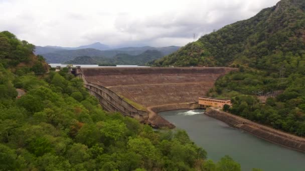 Una diga e una centrale idroelettrica. Sri Lanka. — Video Stock