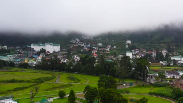 山岳地帯のヌワラ・エリヤ町の空中風景。スリランカ. — ストック動画