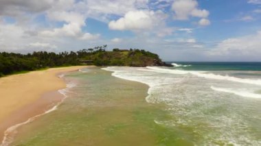 Tropikal kumlu ve mavi okyanuslu deniz burnu. Sri Lanka.