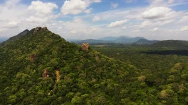 Dağlar ve ormanlı tepeler. Sri Lanka.