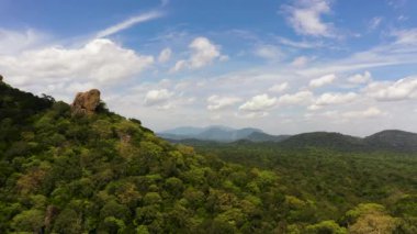Dağlar ve ormanlı tepeler. Sri Lanka.