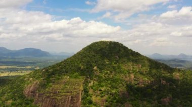 Sri Lanka 'da dağlar ve ormanlar.