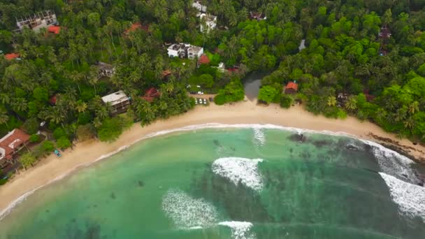 Tropisch landschap met een prachtig uitzicht op het strand. — Stockvideo