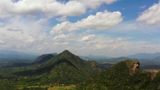 Bergen en heuvels met bos. Sri Lanka. — Stockvideo