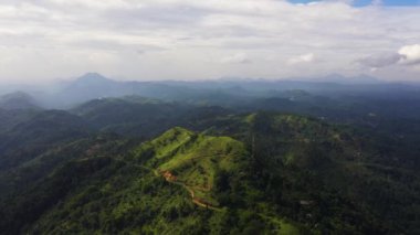 Yağmur ormanı ve bulutlu dağların havadan görünüşü. Sri Lanka.
