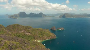 Körfezin ve tropikal adaların havadan görüntüsü. Tropikal kayalık adaları, okyanus mavisi suları olan deniz burnu. adalar ve dağlarla kaplı tropikal ormanlar. El nido, Filipinler, Palawan. Tropik