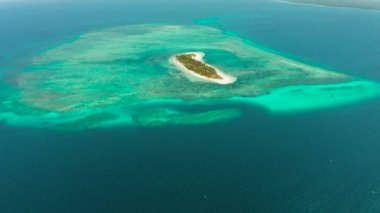 Seyahat konsepti: yukarıdan mercan resifinin yanında kumlu güzel bir sahil üzerinde tropikal bir ada. Canimeran Adası ve mercan resifi. Yaz ve seyahat tatil konsepti.