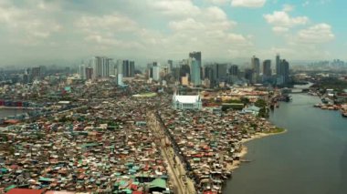 Manila 'daki gökdelenler ve iş merkezleri. Asya 'daki modern metropol, üst manzara.
