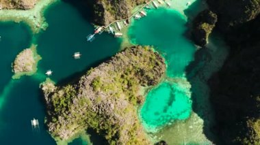 Kayaların arasında mavi suyu olan havadan drone gölleri ve koylar. Göl, Kayangan Gölü. Dağlar ormanlarla kaplı. Deniz manzarası, tropikal manzara. Palawan, Filipinler, Busuanga