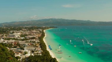 Turistli tropik plaj ve açık mavi deniz manzaralı. Yaz ve seyahat tatili konsepti. Boracay, Filipinler