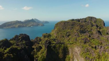 Körfezin ve tropikal adaların havadan görüntüsü. Tropikal kayalık adaları, okyanus mavisi suları olan deniz burnu. adalar ve dağlarla kaplı tropikal ormanlar. El nido, Filipinler, Palawan. Tropik