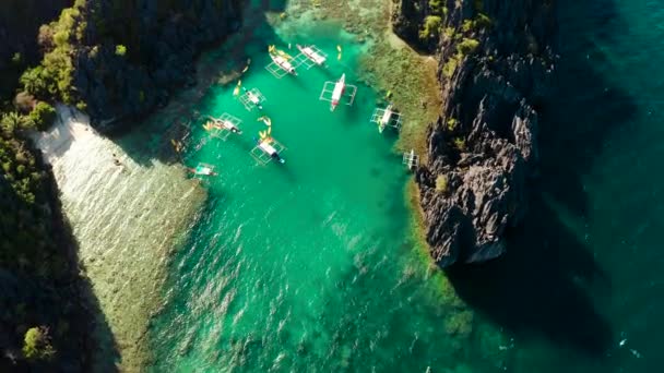 Letecký Pohled Turistické Lodě Nad Tropickou Lagunou Korálovými Útesy Malá — Stock video