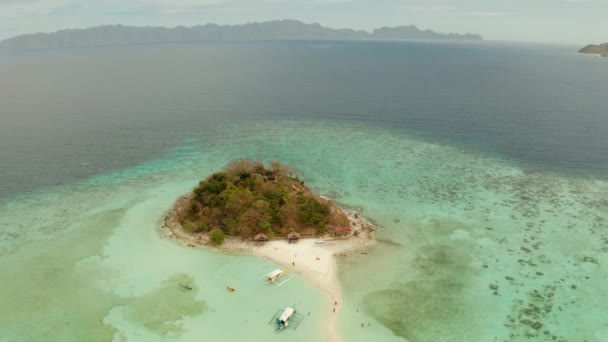 Antenne Meereslandschaft Tropische Insel Und Sandstrand Türkisfarbenes Wasser Und Korallenriff — Stockvideo