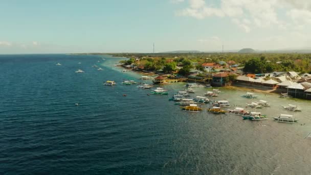 Τουρίστες Καταδύσεις Πάνω Από Κοραλλιογενή Ύφαλο Καταγάλανα Νερά Του Ωκεανού — Αρχείο Βίντεο