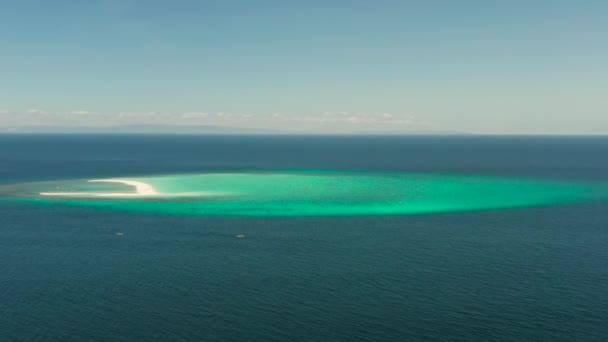 Piaszczysta Biała Wyspa Plażą Piaszczystym Barem Turkusowej Wodzie Atoll Dron — Wideo stockowe