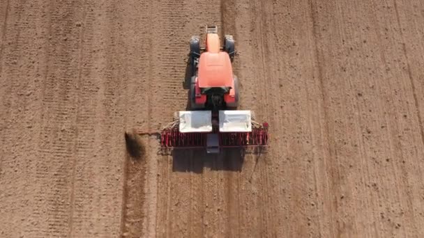 Landwirt Bei Der Aussaat Von Feldfrüchten Landwirt Mit Traktor Auf — Stockvideo