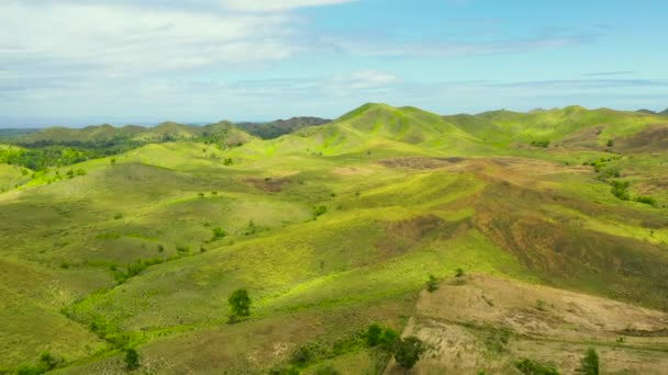 Nyári Trópusi Táj Zöld Dombok Hegyek Trópusi Növényzettel Kék Felhőkkel — Stock videók
