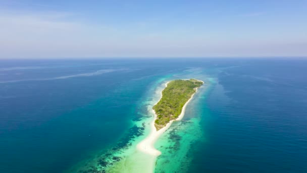 旅行のコンセプト 小さな島の砂浜上からサンゴ礁の環礁によるリトルサンタクルーズ フィリピンのミンダナオ島ザンボアンガ 夏と旅行の休暇のコンセプト — ストック動画