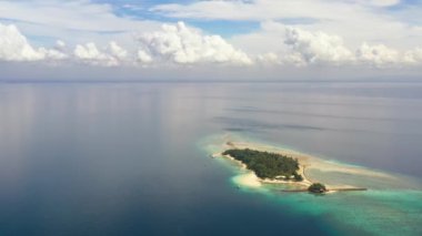 Mavi denizde mercan resifi ve plajı olan küçük tropikal Liguid Adası 'nın üst manzarası. Küçük Cruz Adası, Filipinler, Samal.