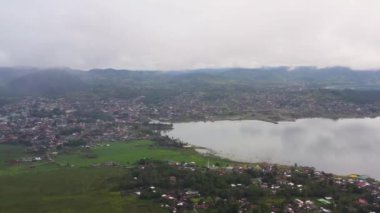 Lanao Gölü kıyısında evleri ve caddeleri olan Marawi şehrinin şehir manzarası. Mindanao, Lanao del Sur, Filipinler.