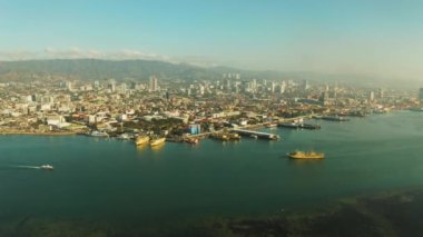 Cityscape: Modern binaları, gökdelenleri ve feribotları olan Cebu şehri, gündoğumunda en iyi manzara. Filipinler.