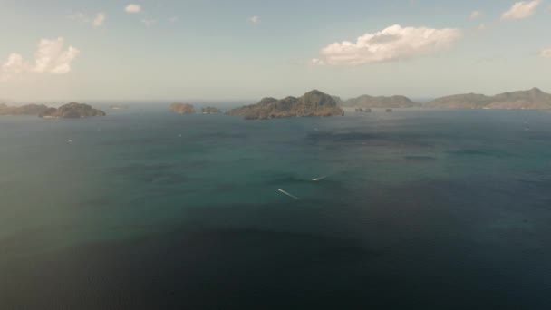 空中ドローン熱帯の岩の島 青い水と海の風景 熱帯林に覆われた島や山です フィリピンパラワン州エルニド — ストック動画