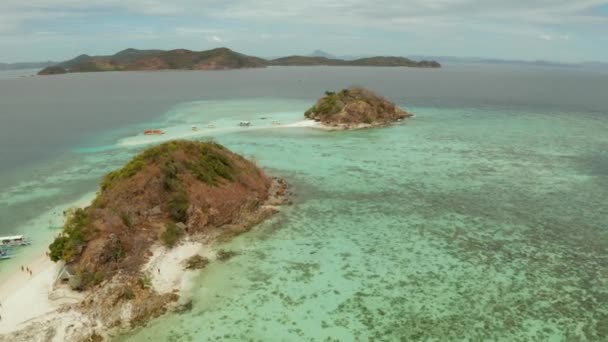 청록색 산호초로 이루어진 이있다 필리핀 — 비디오