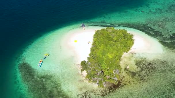 Wyspa Piaszczystą Plażą Lazurową Wodą Otoczona Rafą Koralową Atolem Wyspy — Wideo stockowe