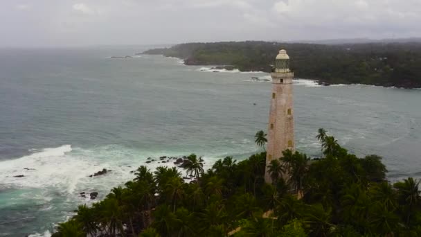 Beyaz Deniz Feneri Tropikal Kıyılarda Yükseliyor Deniz Dalgaları Kıyıya Vuruyor — Stok video