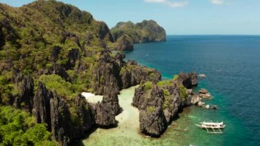 Uçurumlarla çevrili tropikal bir göl. El nido, Filipinler, Palawan. Güzel göl ve karst manzarası.