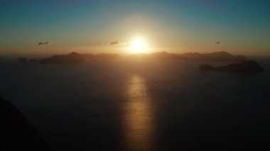 Gün batımında El Nido 'daki tropik hava aracı körfezi. Denizin üzerinde gün batımı. Güneş doğarken tropikal adalarla kaplı deniz manzarası. Yaz ve seyahat tatil konsepti Palawan, Filipinler