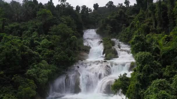 Beautiful Waterfall Green Forest Top View Tropical Aliwagwag Falls Mountain — Stockvideo