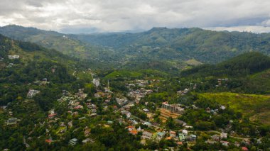 Ella 'nın havadan görünüşü Sri Lanka' nın güney kıyısındaki güzel küçük bir kasabadır..