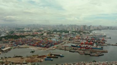 Filipinler 'in başkenti Manila' nın liman ve iş merkezleri, gökdelenleri olan şehri. Seyahat tatili kavramı
