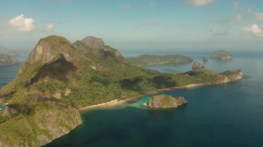 Mavi denizde adaları olan tropikal arazinin hava aracı, El nido. Koyları ve adaları olan deniz manzarası. Tropik Dağ Sırası