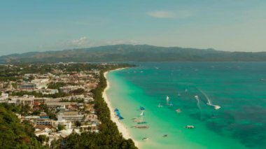 Turistli tropik plaj ve açık mavi deniz manzaralı. Yaz ve seyahat tatili konsepti. Boracay, Filipinler