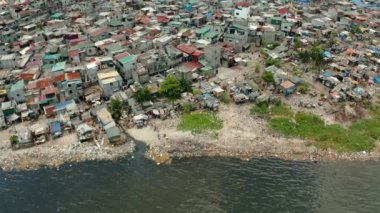 Fakir bölge ve Manila 'nın gecekondu mahallelerinde kulübeler ve binalar var. Manila, Filipinler.
