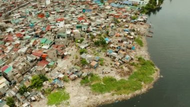 Fakir bölge ve Manila 'nın gecekondu mahallelerinde kulübeler ve binalar var. Manila, Filipinler.