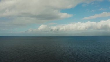 Bulutlu havada deniz manzaralı, hava manzaralı. Su bulutu arkaplanı. Gökyüzüne karşı küçük dalgalarla mavi deniz suyu.