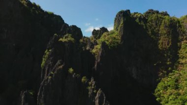 Körfezin ve tropikal adaların havadan görüntüsü. Tropikal kayalık adaları, okyanus mavisi suları olan deniz burnu. adalar ve dağlarla kaplı tropikal ormanlar. El nido, Filipinler, Palawan. Tropik