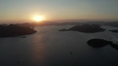Adalı deniz üzerindeki hava manzaralı gün batımı. Akşamları Filipin Adaları. Busuanga, Palawan, Filipinler