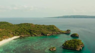 Tropik manzara, turkuaz gölde turistli tekneler ve açık deniz suyu, Boracay, Filipinler. Yaz ve seyahat tatil konsepti.