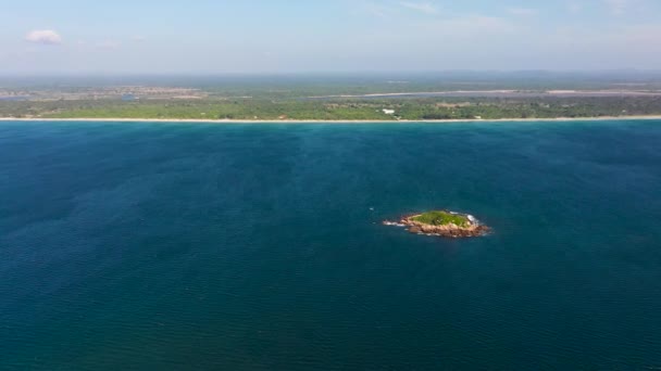 砂浜とスリランカの島の海の海岸の空中ビュー ニラヴェリビーチ トリンコマリー — ストック動画