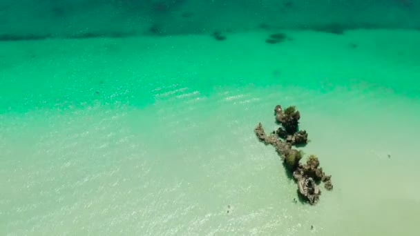 Λευκή Παραλία Του Boracay Και Άνθρωποι Κολυμπούν Γαλαζοπράσινα Νερά Κοντά — Αρχείο Βίντεο