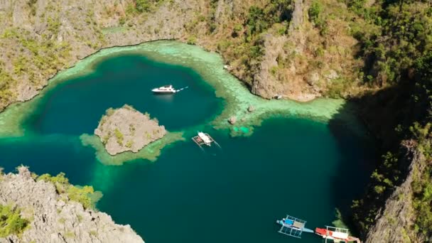 Повітряна Безпілотна Тролейбусна Лагуна Блакитною Водою Серед Скель Lagoon Kayangan — стокове відео